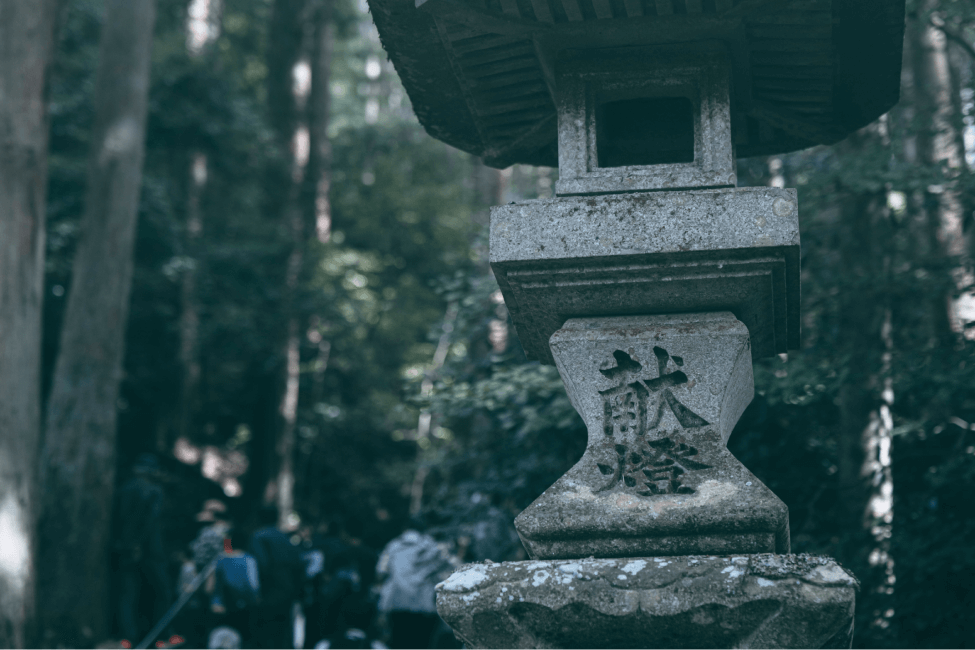 灯籠は神社やお寺、日本庭園に古くから使用される伝統的な照明器具の一つです